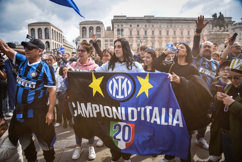 Festa Inter: tifosi in attesa della squadra in piazza Duomo